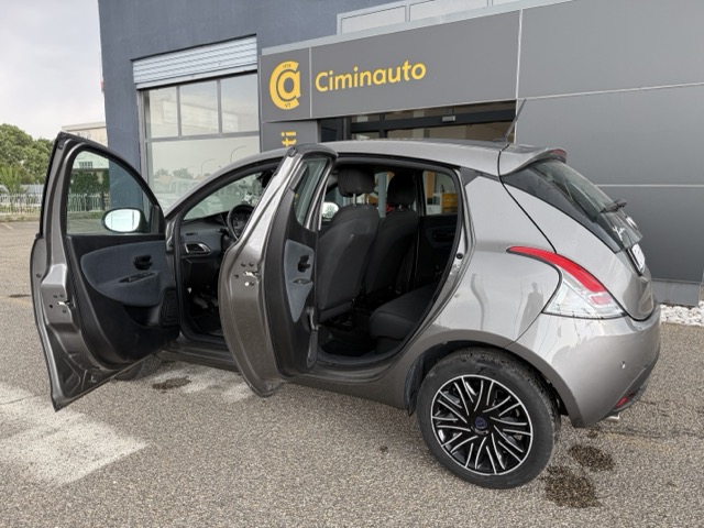 Lancia Ypsilon 1.0 firefly hybrid Gold Plus s&s 70cv - immagine 13