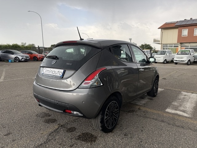 Lancia Ypsilon 1.0 firefly hybrid Gold Plus s&s 70cv - immagine 9
