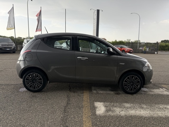 Lancia Ypsilon 1.0 firefly hybrid Gold Plus s&s 70cv - immagine 8