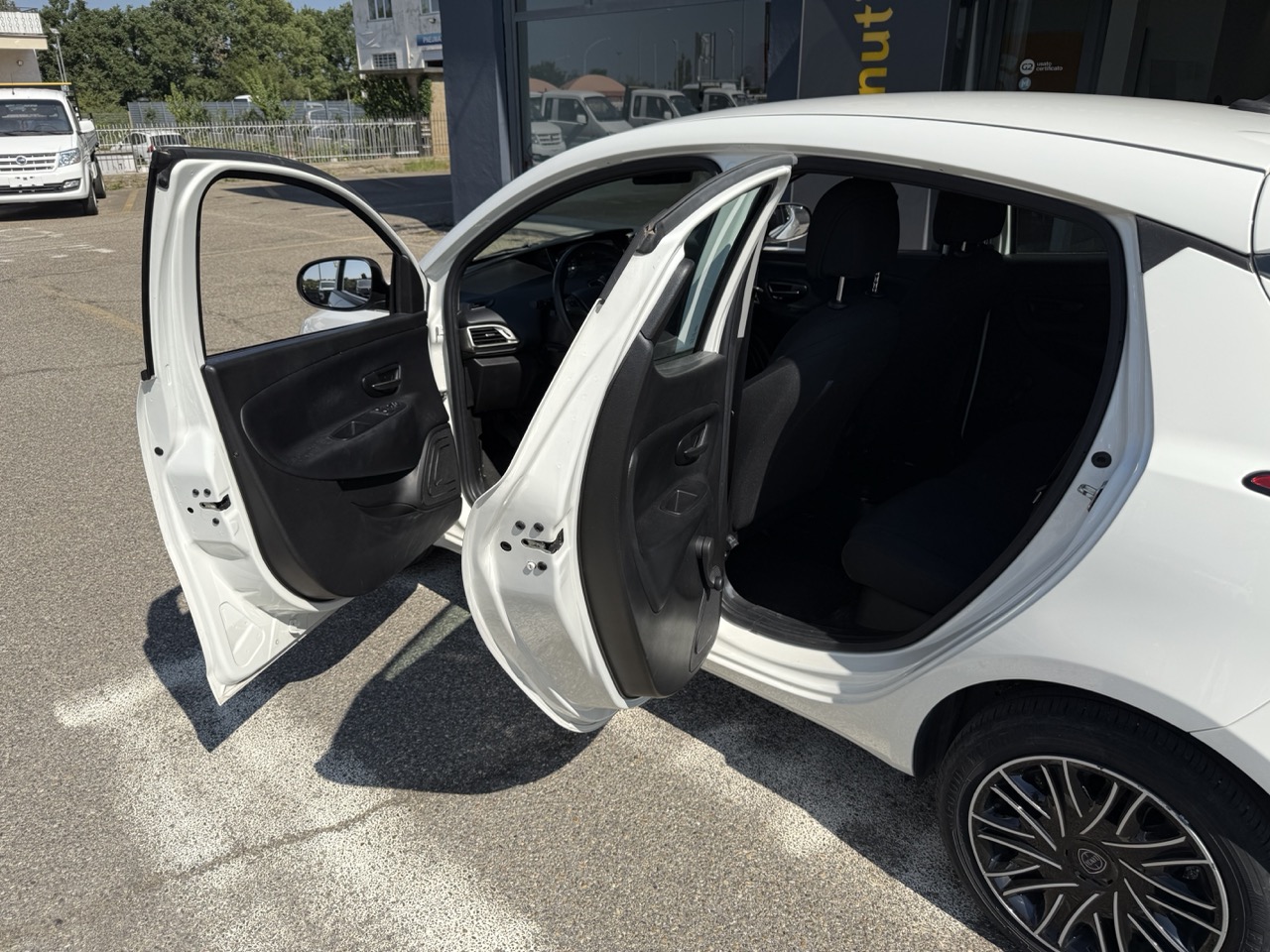 Lancia Ypsilon Bianca 1.0 firefly hybrid Gold s&s 70cv - immagine 13