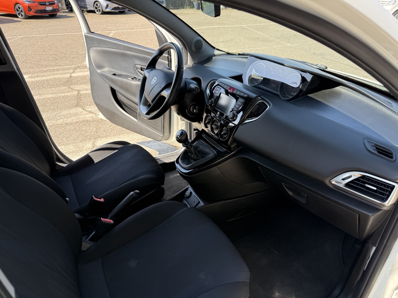 Lancia Ypsilon Bianca 1.0 firefly hybrid Gold s&s 70cv - immagine 16